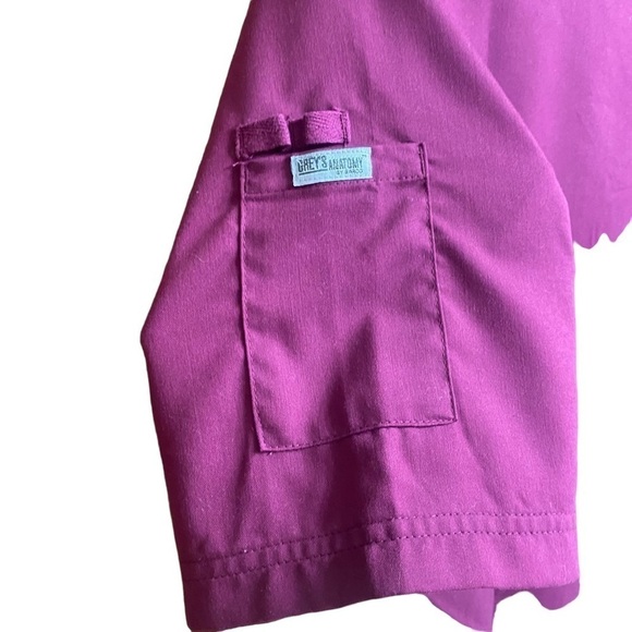 NWT Grey’s Anatomy Men’s 3 Pocket Wine Scrub Top Size Small - Picture 4 of 6